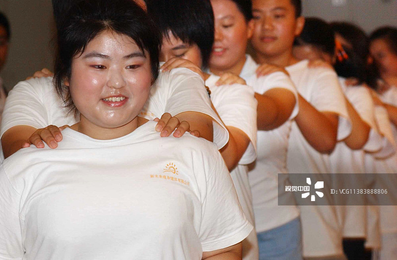 2005年7月25日，南京“胖胖夏令营”的小营员们在形体室里挥汗如雨，刻苦减肥。