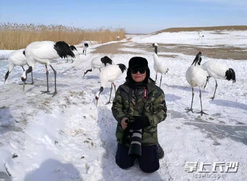 余敏在外拍摄时。受访者供图
