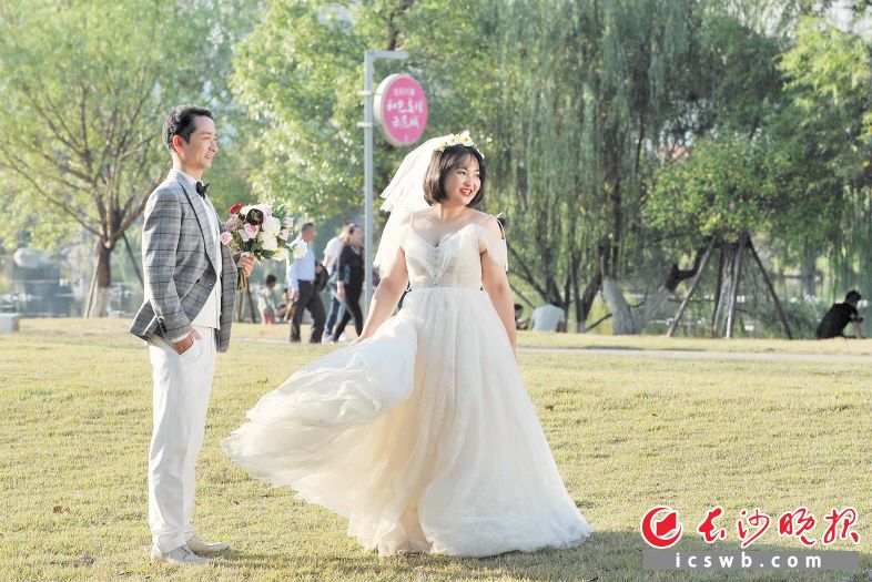 　　→梅溪湖节庆岛上，一对新人在美景中拍摄婚纱照。