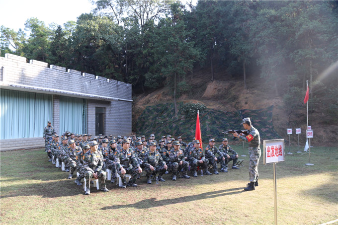 教练员讲解射击要领.JPG