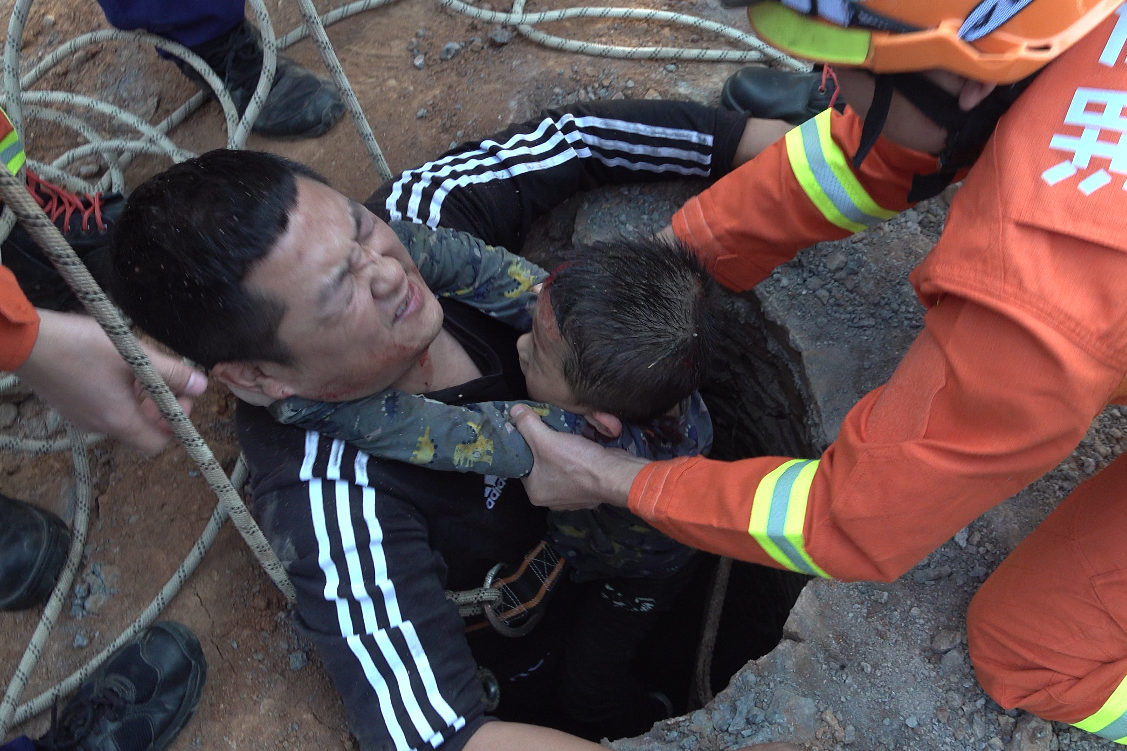 直击现场:为救6岁儿童 他冒险在污井爬行400余米 - 时刻