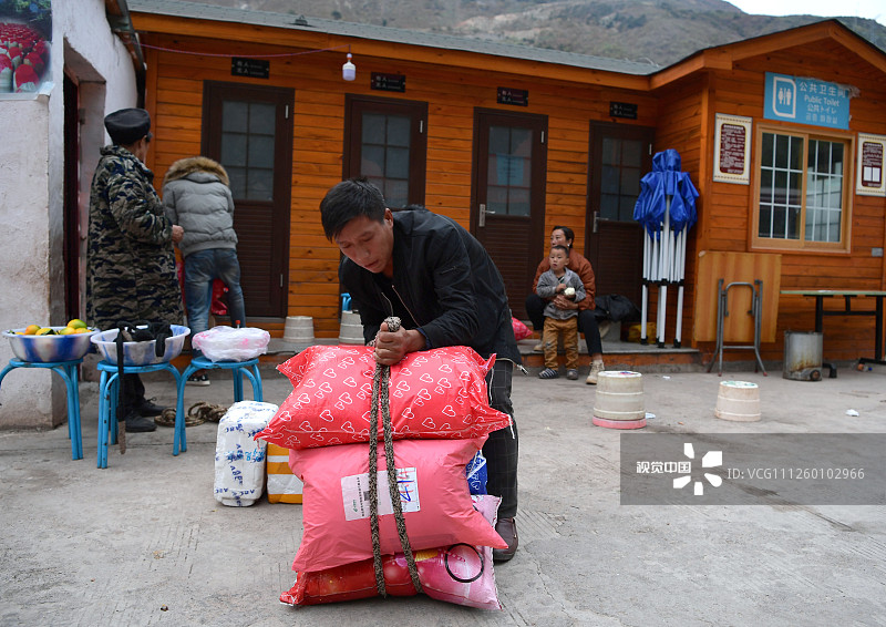 2019年11月16日，四川凉山，村民某色尔者也是网购大军中的一员，7个大包全是他的战利品：床上用品7件套，孩子的枕头和毛衣。