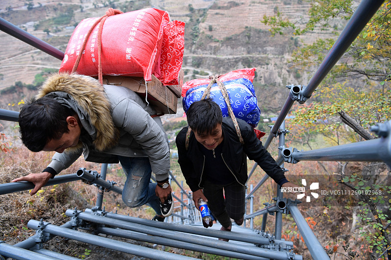2019年11月16日，四川凉山，昭觉县支尔莫乡阿土列尔村的“钢管天梯”。