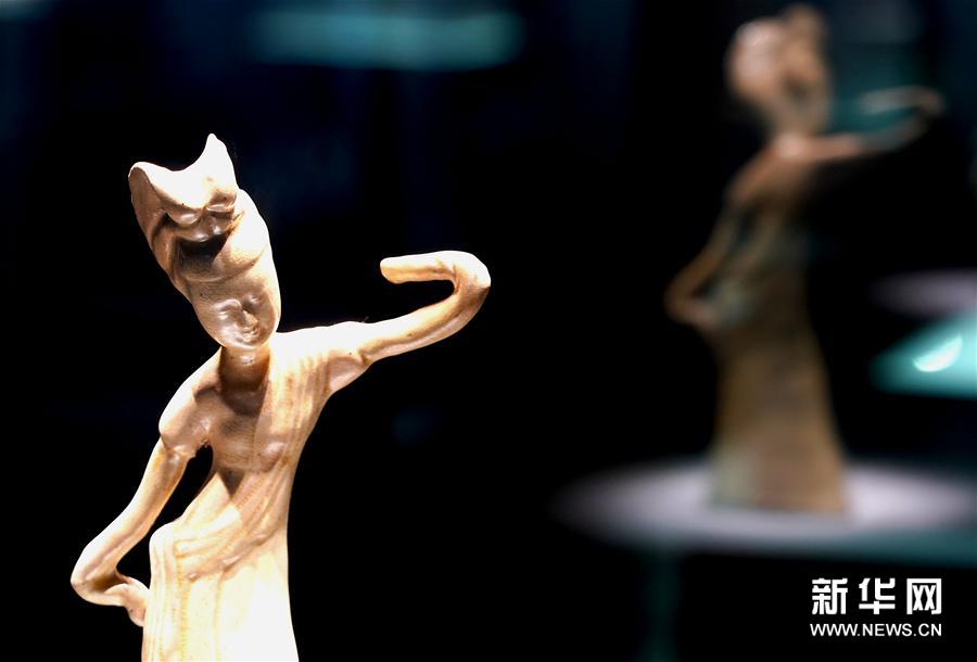 这是“尘中莲花之丝路天籁——汉唐宋元丝路乐舞文物展”上展出的展品《黄釉舞蹈俑》（11月19日摄）。