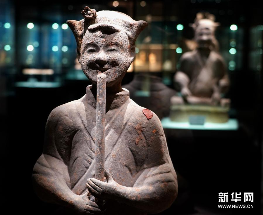 这是“尘中莲花之丝路天籁——汉唐宋元丝路乐舞文物展”上展出的展品《灰陶吹箫俑》（11月19日摄）。