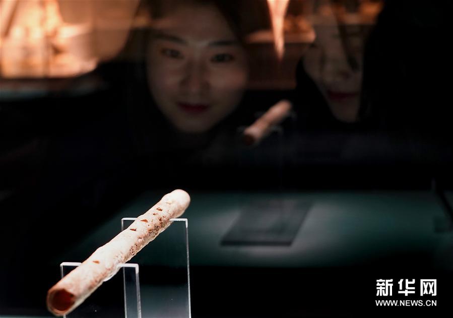 11月19日，参观者在“尘中莲花之丝路天籁——汉唐宋元丝路乐舞文物展”上观看展品《汉白玉笛》。