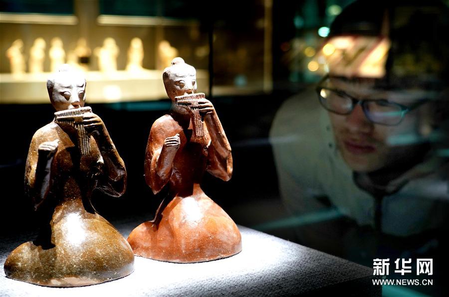 这是“尘中莲花之丝路天籁——汉唐宋元丝路乐舞文物展”上展出的展品《褐釉红陶排箫俑》（11月19日摄）。