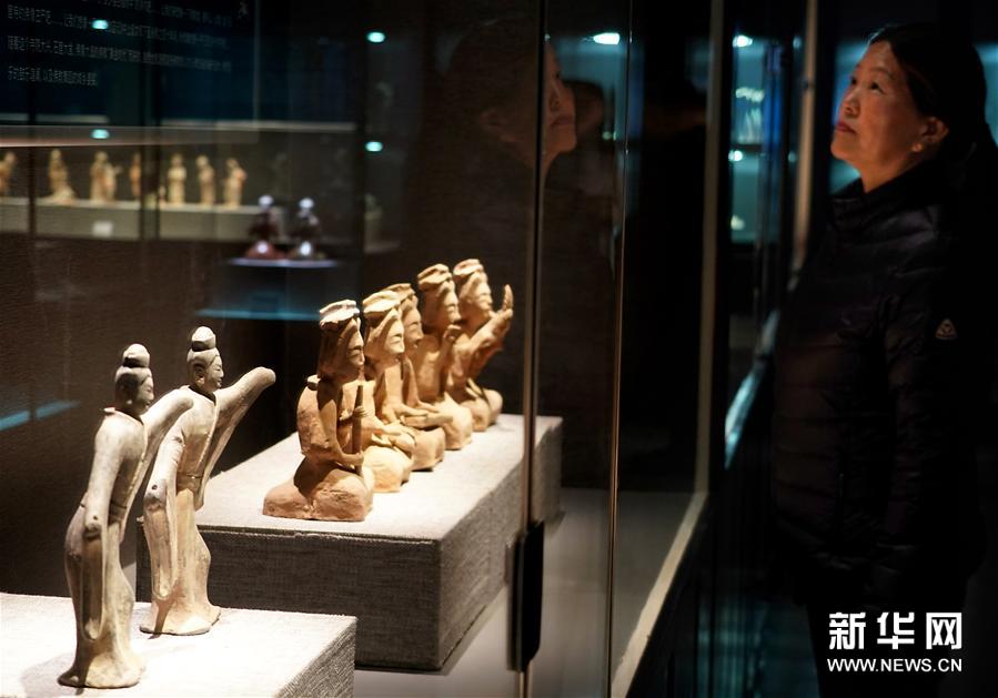 11月19日，参观者在“尘中莲花之丝路天籁——汉唐宋元丝路乐舞文物展”上参观。