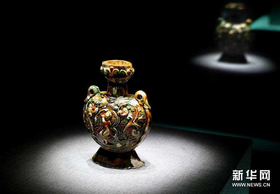 近日，“尘中莲花之丝路天籁——汉唐宋元丝路乐舞文物展”在郑州大象陶瓷博物馆举行，280多件（套）汉唐宋元乐舞文物集中亮相。（新华社记者 李安 摄）
这是“尘中莲花之丝路天籁——汉唐宋元丝路乐舞文物展”上展出的展品《三彩胡腾舞扁壶》（11月19日摄）。