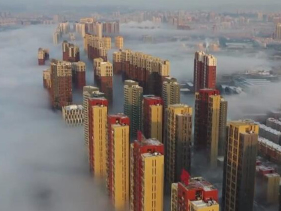 松花江边现平流雾，云雾缠绕似仙境