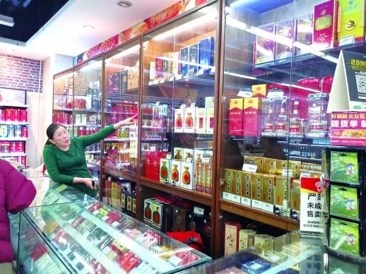 11月21日，长沙河西银盆岭一超市酒品柜台，工作人员介绍说，1499元的飞天茅台无货。记者 胡锐 摄