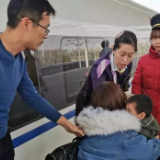 高铁发车在即，幼童掉入站台缝隙！这时一只手伸了过来……