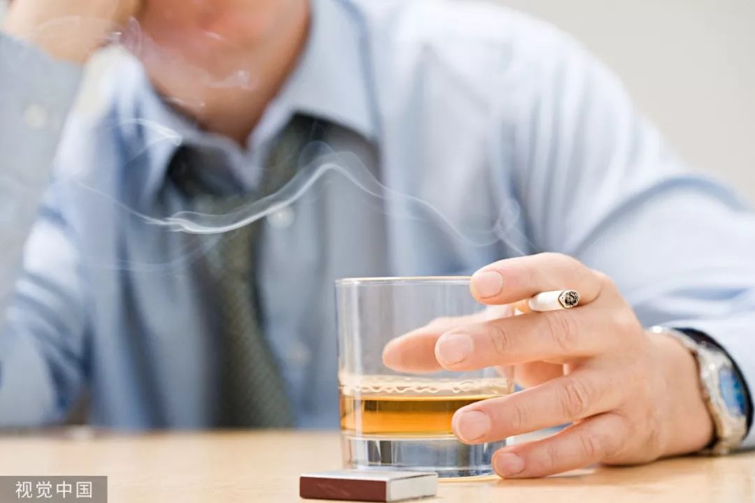 大量饮酒后,人体内会囤积大量乙醛,会对许多组织和器官产生毒性作用