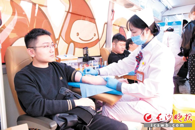 　　湘江集团党员干部在献血车上献血。图片由长沙晚报通讯员沈阔提供