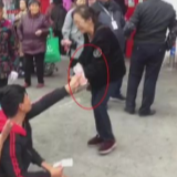 残疾卖唱小伙捡6700元还失主，获500元感谢费感到不安