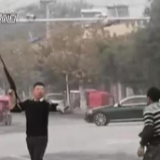 闹市持枪！男子涉嫌寻衅滋事被刑拘