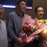 飞机上吸尿救人两医生今天回国,南航赠金卡会员并致感谢信