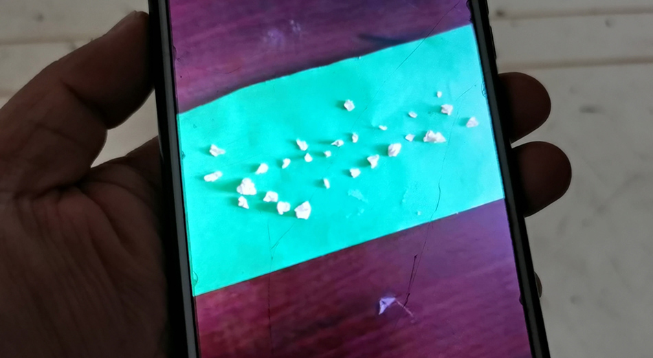 小花家发给小刚家的、称从小花眼睛里取出来的纸片。本文图片除特别标注外,均为澎湃新闻记者段彦超 图