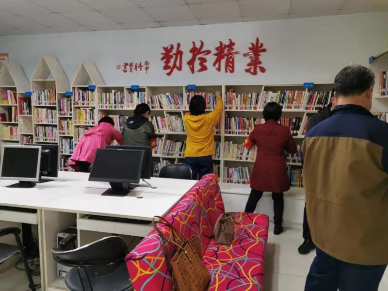 党员整理书籍.jpg