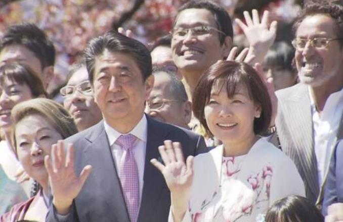  安倍夫妇参加赏樱会。（图源：NHK）