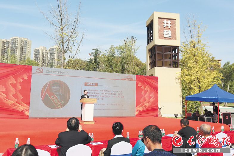 　　雨花区委“不忘初心、牢记使命”主题教育先进典型巡回报告会走进校园、社区和机关，为人们带来心灵洗礼。 陈静 摄