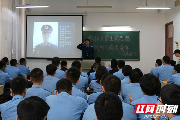 戎学社退伍军人上台分享服役经历.JPG