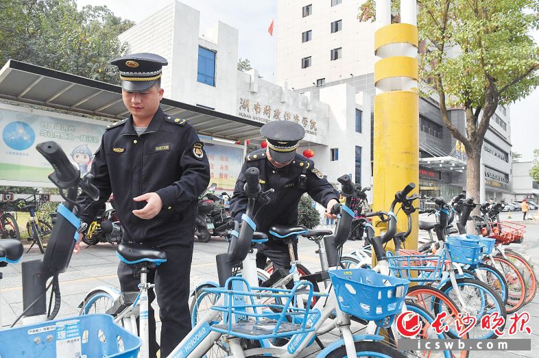 　　城管执法人员对湖南财政经济学院周边开展市容综合整治。