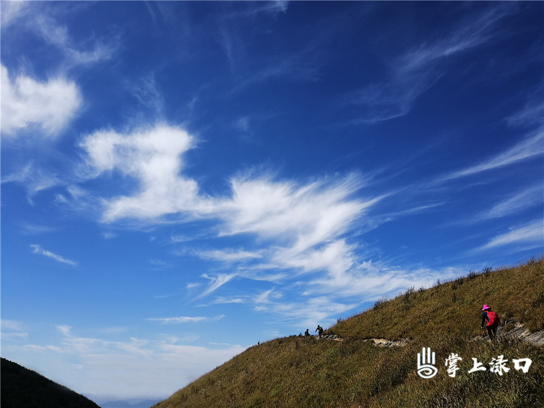 【图片：避风港户外】
天空信寥廓，云朵浮山间。