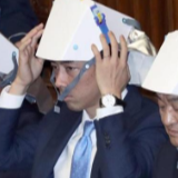 日本议员练习戴安全帽，画风突变引人笑