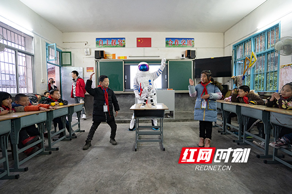 11月26日，志愿者们给孩子们带来一堂特殊的科技课，让同学们近距离学习机器人搭建和编程。