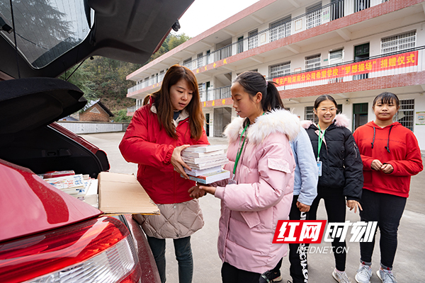平安产险湖南分公司向石门县太平镇平安希望小学捐赠少儿书籍。