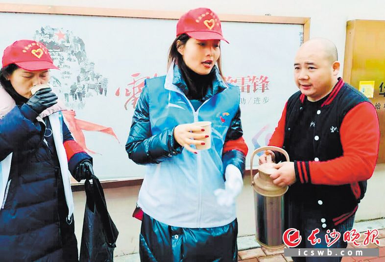 　　湖南好人吴鑫成（右一）给寒冬街头工作的环卫工、协管员以及志愿者送来热腾腾豆浆和包子。 长沙晚报通讯员 范辉云 摄