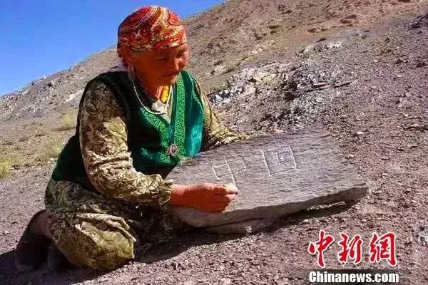 58年！她行走80000多公里 在十余万块石头上刻下“中国”