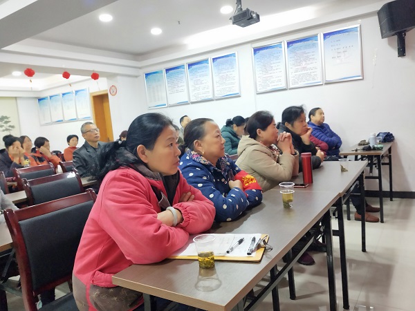 聚精会神听讲的党员和群众.jpg