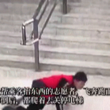 地铁站里，这个大学生连滚带爬，却让网友狂赞！