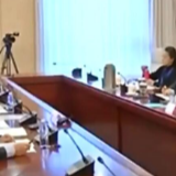 “再降四分钱吧”，医保代表代替百姓买菜式砍价谈判画面曝光