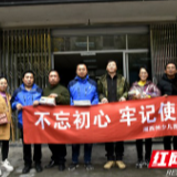 湘西州少儿图书馆到马坡岭社区开展捐书活动