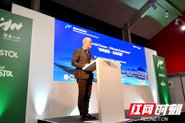 1英格兰旅游局局长安德鲁·斯多克在推介会上讲话。.jpg