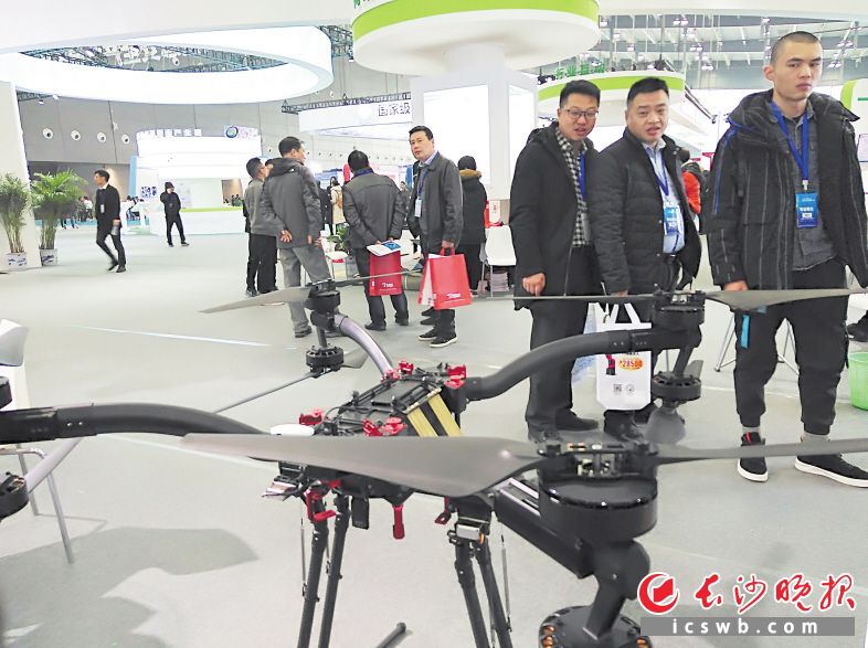 　　2019湖南（长沙）网络安全·智能制造大会上，湖南善飞智联科技有限公司展示的自主研发的Z1无人机。岑军 摄