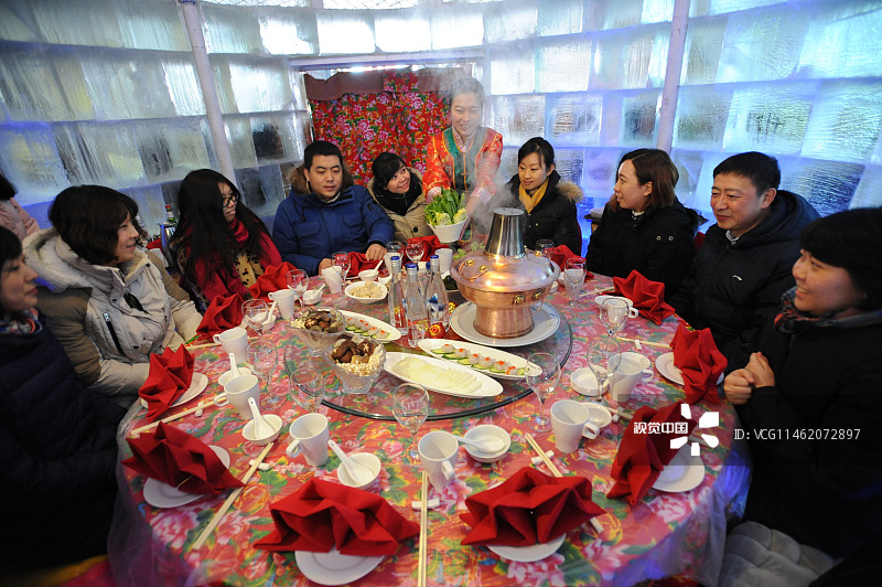 2015年01月20日，辽宁省沈阳市，市民正在“冰宫”里吃火锅。近日，由约500冰砖建成的“冰宫”餐厅亮相沈城。
