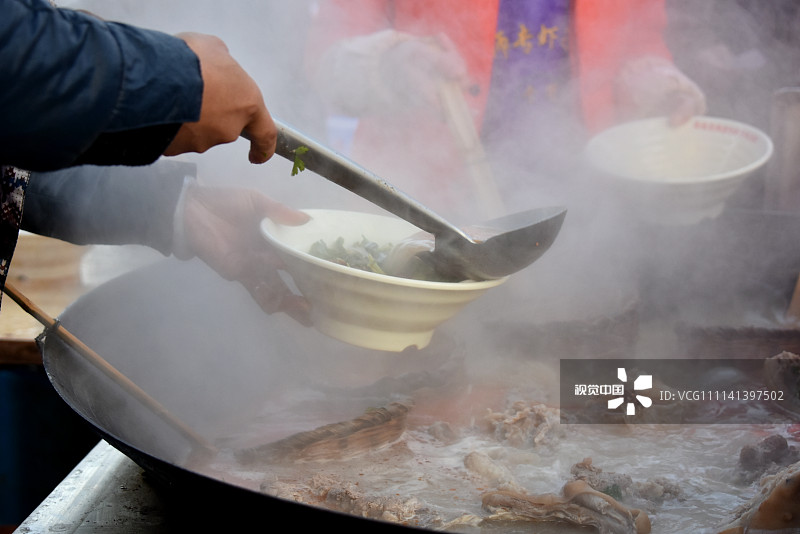 2017年12月22日，在贵州省遵义市一羊肉粉馆，工作人员为市民制作羊肉粉。