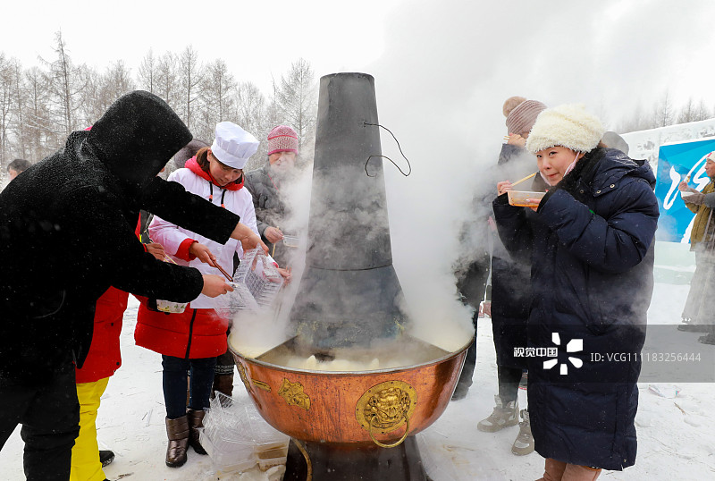 2018年12月25日，内蒙古根河，游客们在品尝中国冷极火锅。