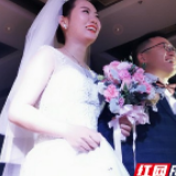 点滴之美汇成文明暖流 最美新娘婚礼前一天在当志愿者