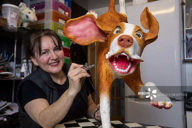 2019年11月28日讯（具体拍摄时间不详），51岁才华横溢的面包师安娜·迪利昂用维多利亚海绵蛋糕或马德拉蛋糕创作了各种惟妙惟肖的雕塑。她的灵感来自于她的宠物狗“波比”，安娜用蛋糕展现了这只小猎犬跳跃时耳朵飞舞的模样。