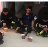 消防员灭火后手抖到挑不起泡面，队友吃着吃着睡着了