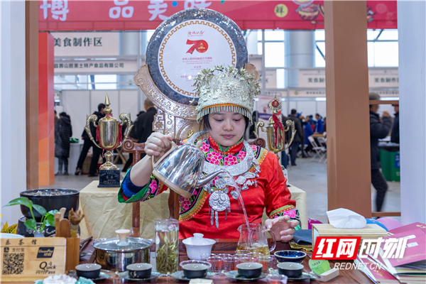 大家经常喝红茶、绿茶，但是很少喝白茶，白茶的特点是耐泡，浓度香，口味是介于红茶和绿茶之间的一种茶。