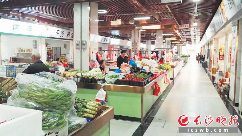 　　大泽湖街道对农贸市场进行改造后，居民买菜从“原来进去皱眉头”变成“现在进去笑嘻嘻”。均为大泽湖街道办事处供图