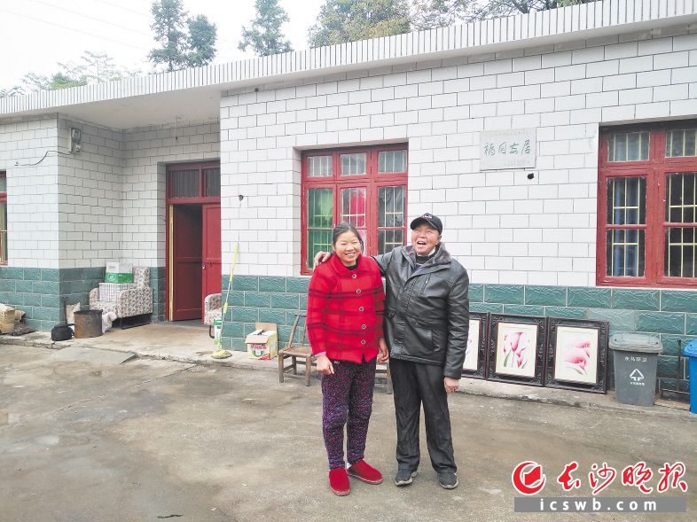 　　李铁牛一家搬入新居过上了幸福生活，夫妻俩很开心。