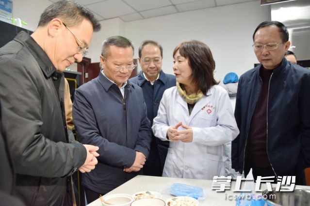 胡忠雄走访湖南中医药大学。图片均为柳佳路摄