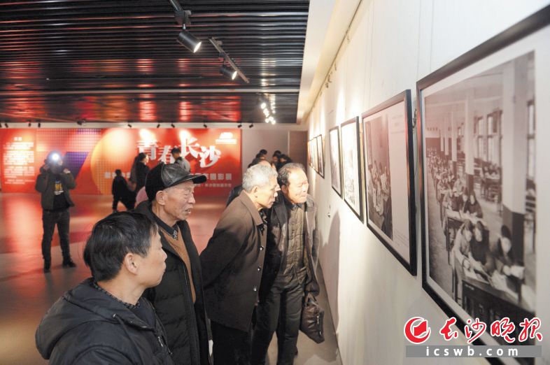 　　长沙规划展示馆主办的“青春长沙——献礼中华人民共和国成立70周年摄影展”，吸引众多市民和游客欣赏。长沙晚报全媒体记者 石祯专 摄